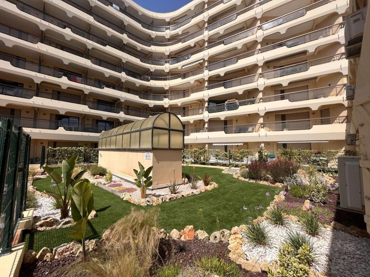 Studio Cabine A 200M De Port Frejus, Plage, Commerces, Terrasse, 4 Couchages, Menage Inclus - Fr-1-226A-31 Exteriör bild